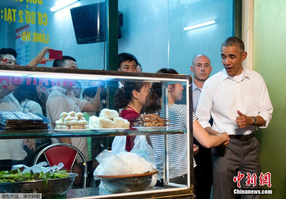 奧巴馬溜到越南平民食店吃米粉 稱讚味道好