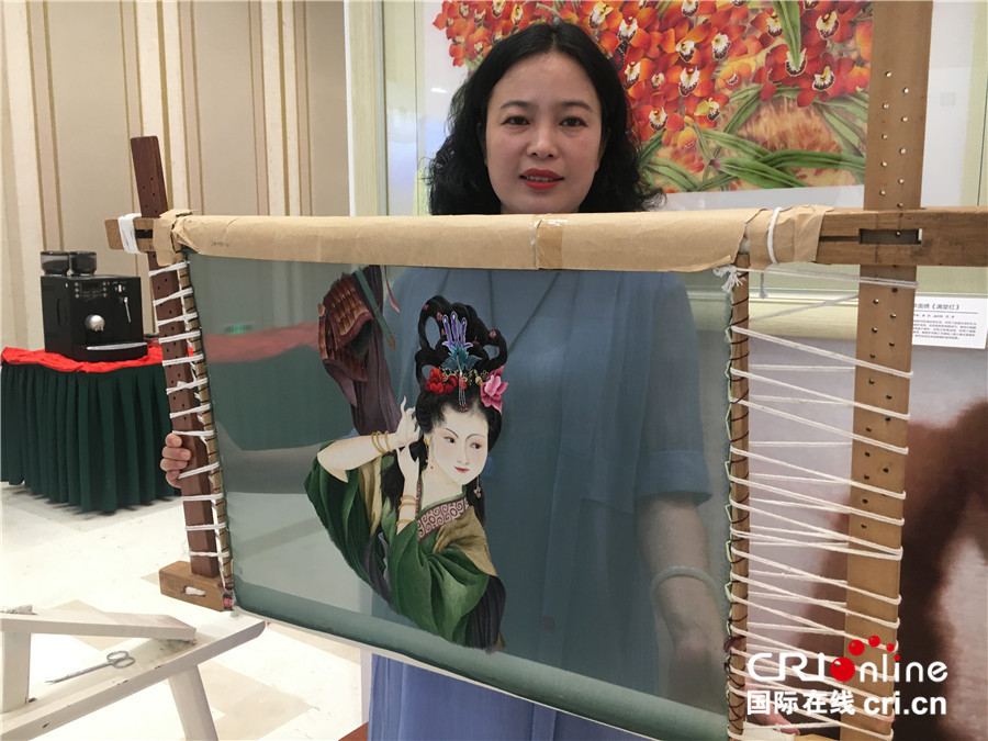 湘绣中国刺绣艺术大师成新湘展示木兰从军双面全异绣作品