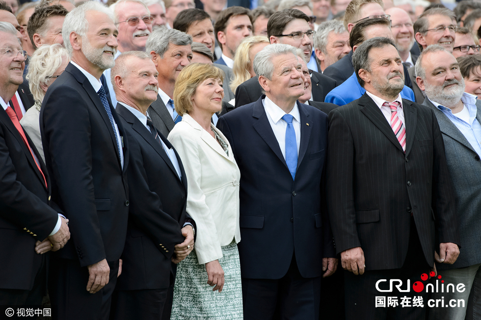 德国总统邀请750名政界人士合影纪念宪法日高清组图