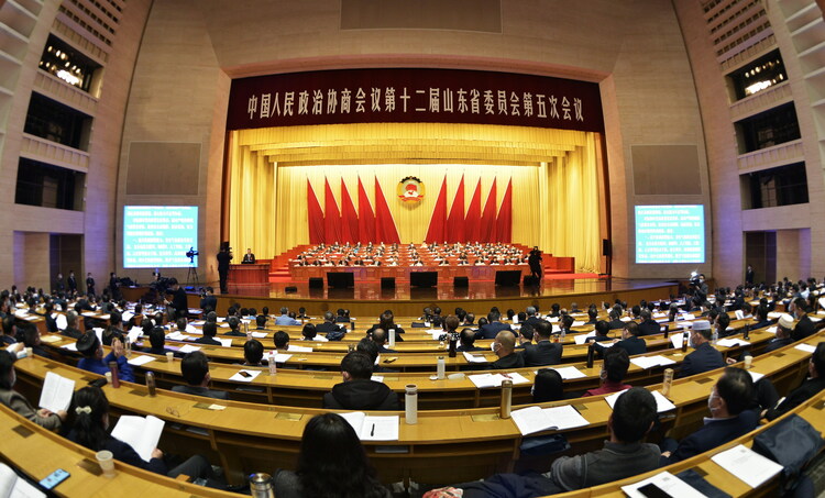 山东省政协十二届五次会议举行大会发言