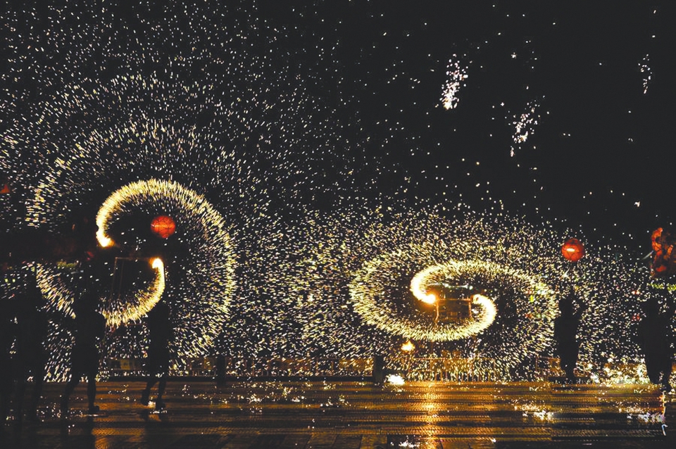 （中首）民俗专家袁庭栋：打铁花闹新春 舞得欢乐看得尽兴