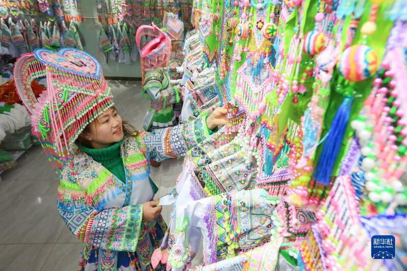 Matasa 'yan kabilar Miao na kasar Sin suna sayen sabbin tufaffi don shirya bikin bazara_fororder_0126-4