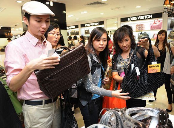 内地游客消费习惯改变 香港奢侈品店不见排队长龙
