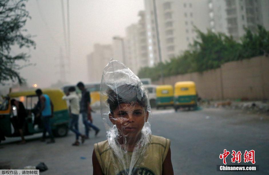 印度遭遇沙尘暴袭击 儿童头罩塑料袋防风沙