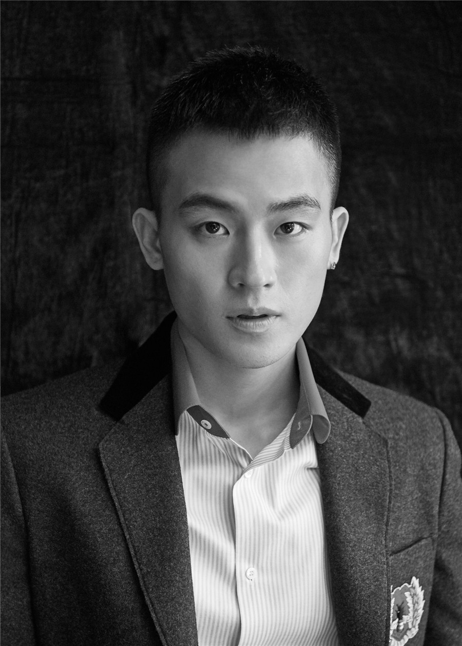 欧豪黑白写真曝光 简约西装演绎冬日质感时尚(图)