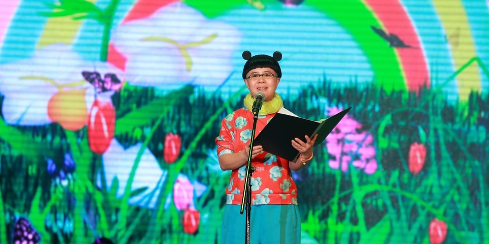 邀请了老一代语言艺术家雅坤、瞿弦和、陆洋等，也邀请了著名主持人及青年朗诵新秀周微、刘春燕、等