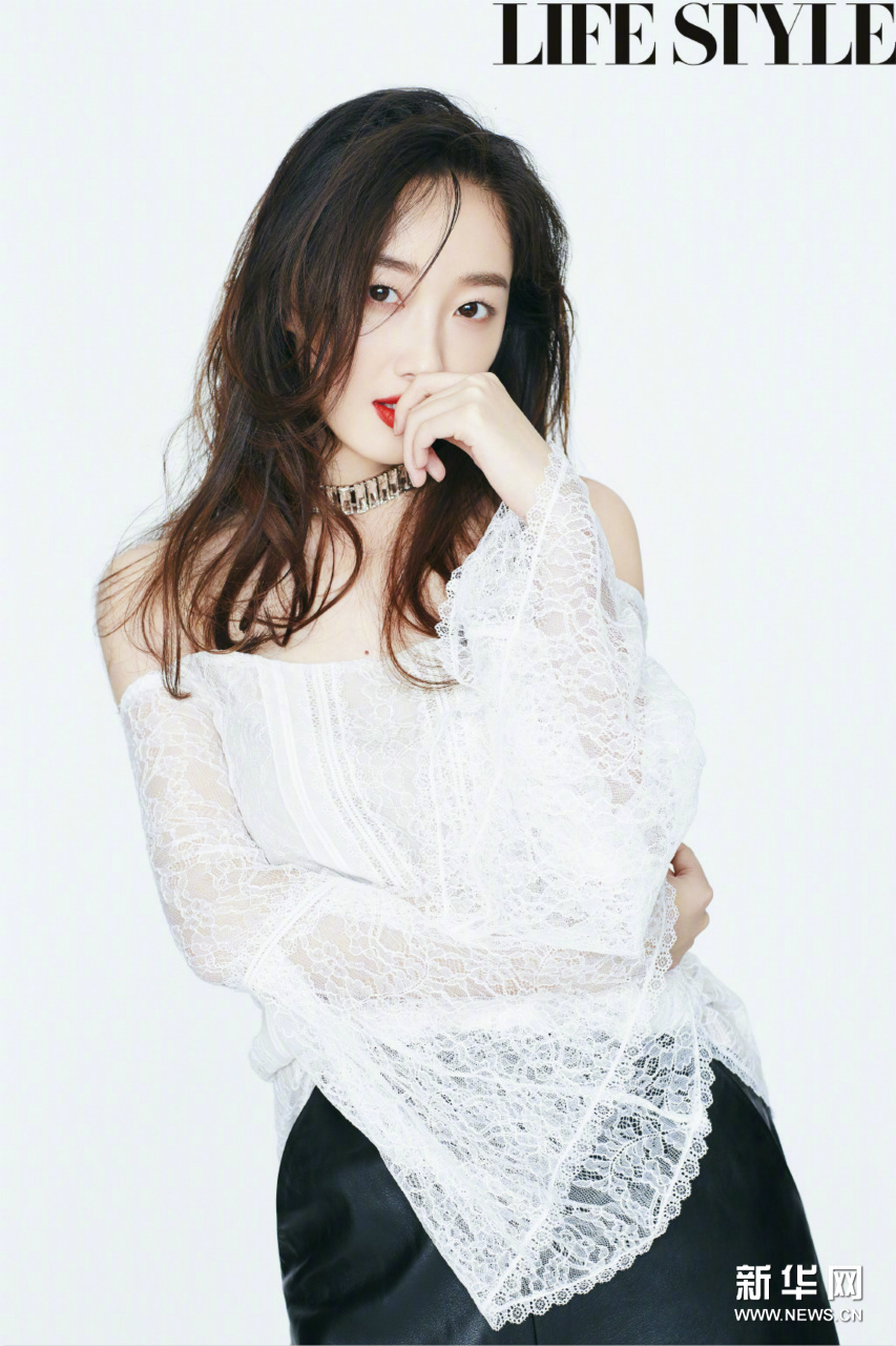 蒋梦婕再登大刊封面 红衣魅惑气场强大