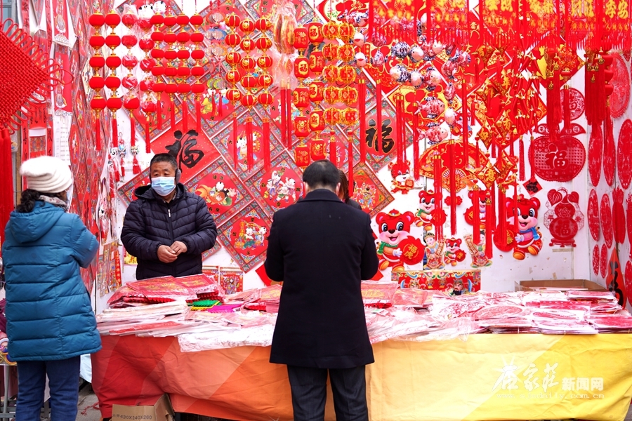 河北石家庄：年货市场“虎”味浓