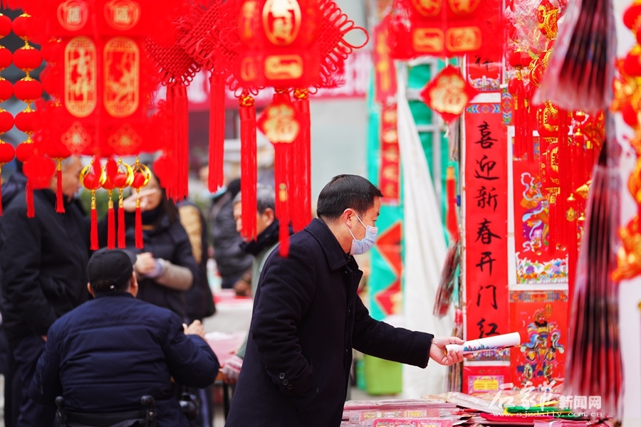 河北石家庄：年货市场“虎”味浓