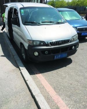 外地乘客误上“黑车”被索高价 不给就“抄家伙”