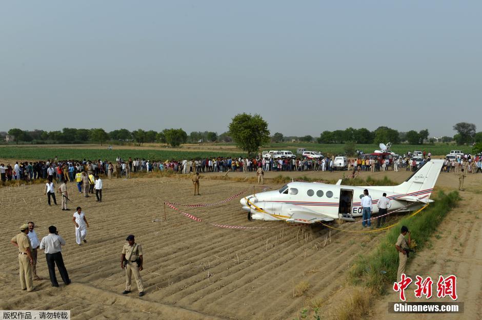 印度一救护飞机坠毁 造成两人受伤