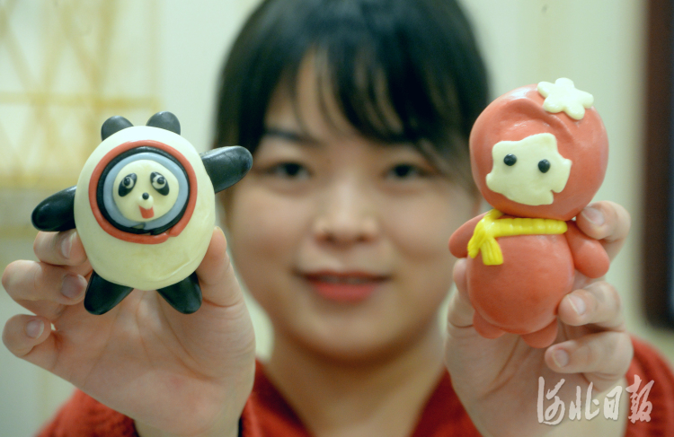 河北博野:巧手姑娘製作花餑餑