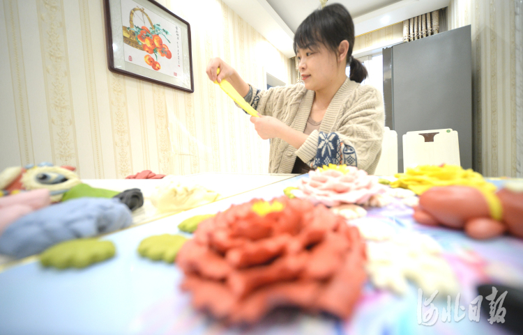 河北博野:巧手姑娘製作花餑餑