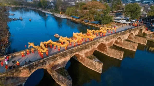 玩雪、赏花、体验民俗 成都邛崃新春活动丰富多彩_fororder_舞龙表演-供图-邛崃市委宣传部