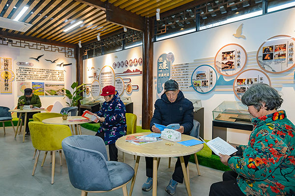 新春走基层|孝行天下德润龙泉 蔬菜产业带动乡村振兴发展_fororder_11村民在党群服务中心浏览书籍（摄影-廖志全）