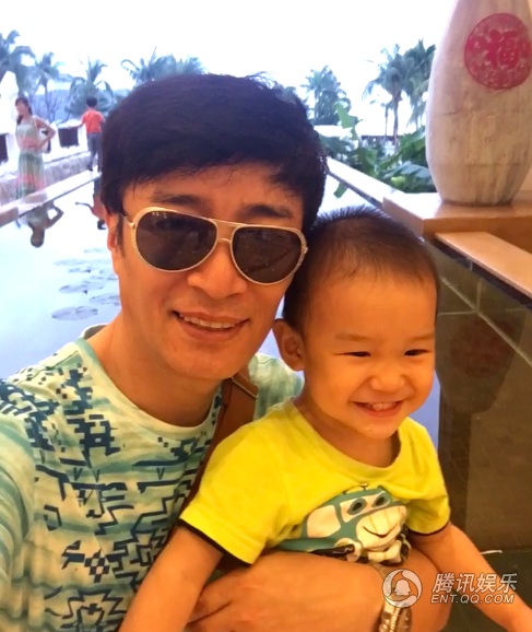 如今的何中华已经有了一个可爱的儿子.