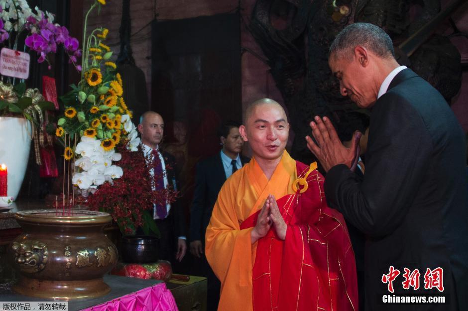 奥巴马参观越南玉皇殿 双手合十行礼