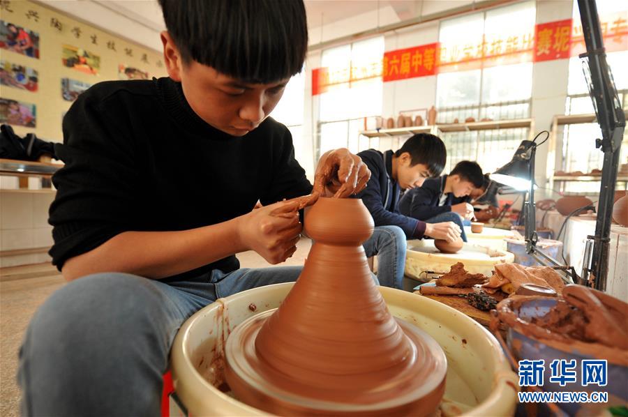 廣西欽州：開展職業化培訓 傳承非遺坭興陶技藝