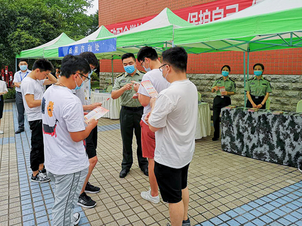 图片默认标题_fororder_双选会现场向大学生发放征兵宣传手册