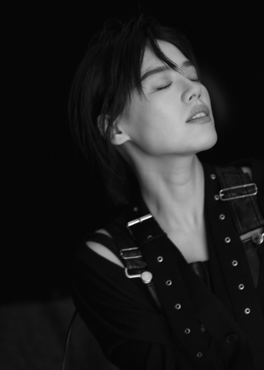 马思纯黑白写真质感十足 慵懒随性魅力尽显