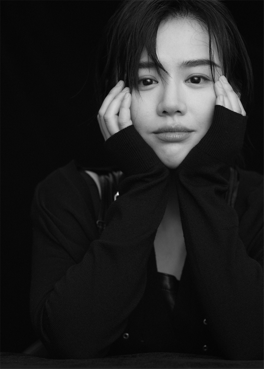 马思纯黑白写真质感十足 慵懒随性魅力尽显