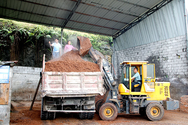 图片默认标题_fororder_养牛户在中转宜宾五粮液酒糟-摄影-高学兵