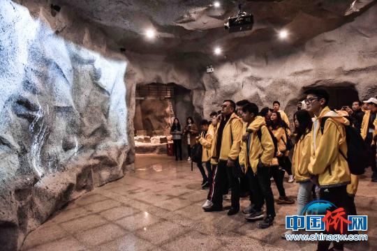 “尋根之旅”海外華裔青少年參觀桂林考古遺址