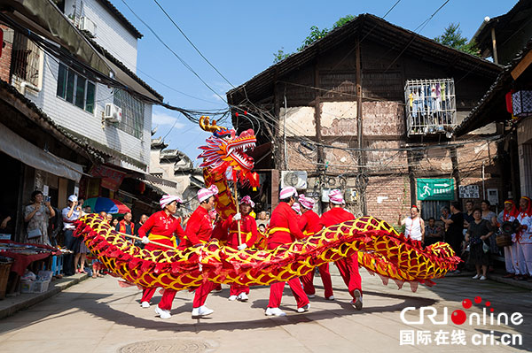 图片默认标题_fororder_3牛佛美食节上的舞龙表演(摄影-廖志全)