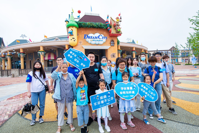 全球蓝精灵日掀开暑期狂欢序幕，蓝色风暴席卷申城