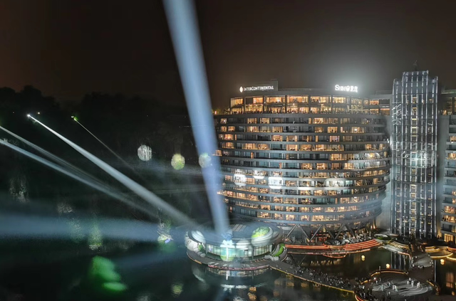 全球蓝精灵日掀开暑期狂欢序幕，蓝色风暴席卷申城