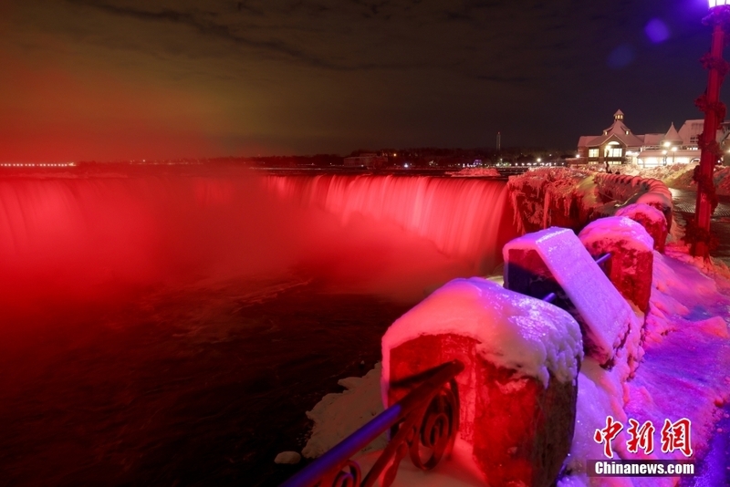 An kunna fitilu masu launin ja a babbar mafadar ruwa ta Niagara dake kasar Canada_fororder_1