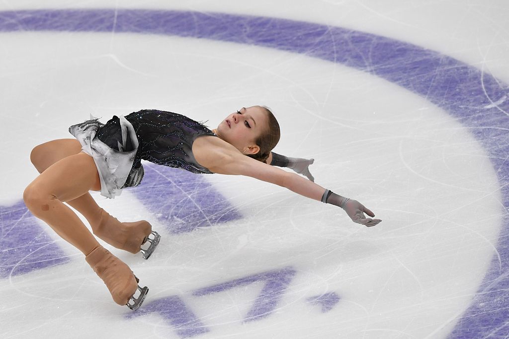 她是首个在正式国际比赛中完成勾手四周跳,后外点冰四周跳和后内点冰