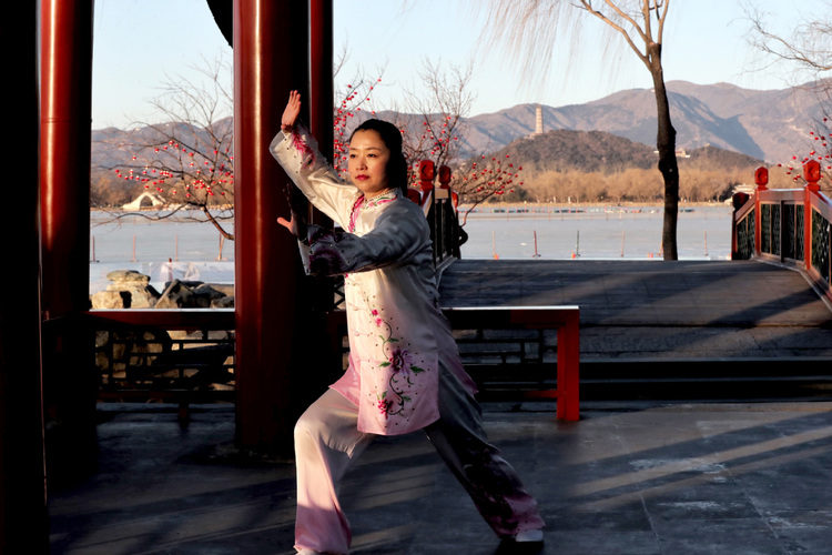 北京冬奥会火炬在颐和园传递