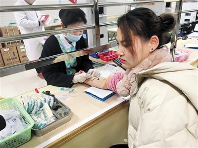 女子一次能喝24瓶啤酒被称酒神 偶然打赌成网红