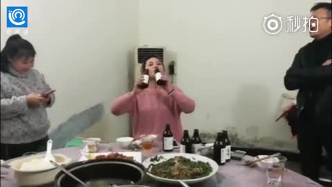 女子一次能喝24瓶啤酒被称酒神 偶然打赌成网红