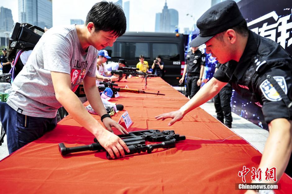 广东街头反恐装备吸引市民眼球