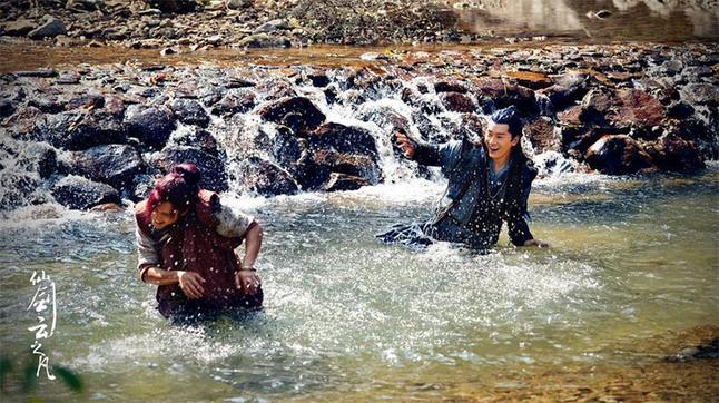 《仙剑云之凡》韩东君郑元畅上演“湿身告白”