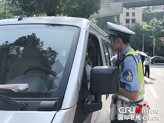 【CRI专稿 列表】重庆交巡警开展路面整治 严查驾驶员玩手机行为