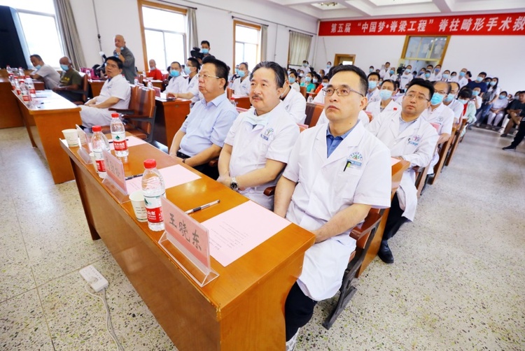 西安市紅會醫院舉行第五屆“中國夢·脊梁工程”脊柱畸形義診活動