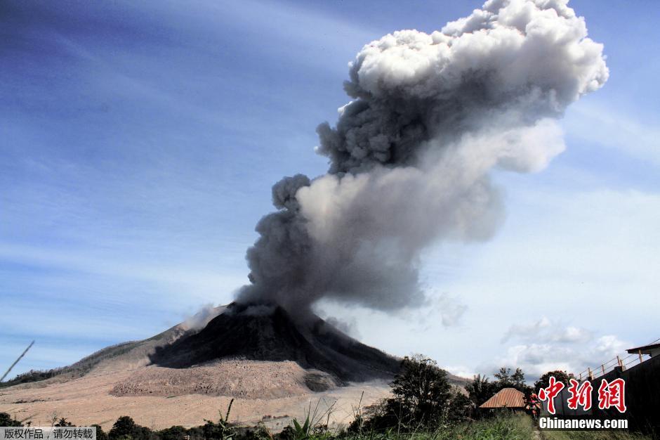 印尼锡纳朋火山持续喷发 火山灰直冲云霄