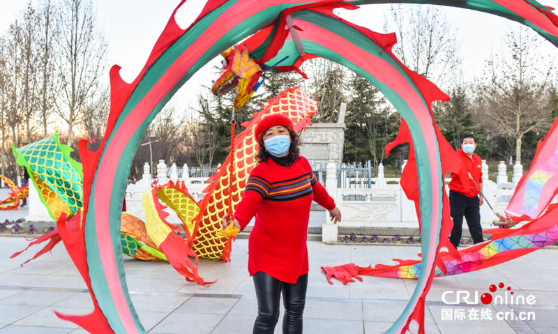 （原创）石家庄市柏林公园：“彩带龙飞”凌空舞 健康运动欢乐多_fororder_微信图片_20220118091638