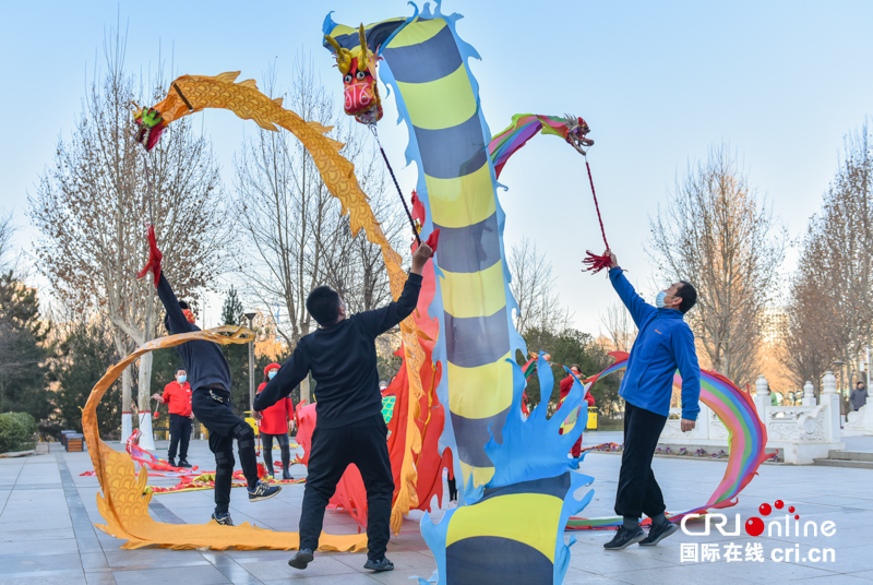 （原创）石家庄市柏林公园：“彩带龙飞”凌空舞 健康运动欢乐多_fororder_微信图片_20220118092125