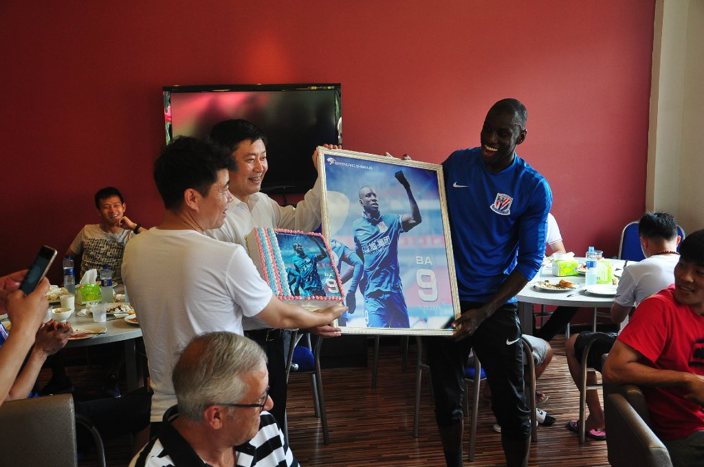 烤肉派对为登巴巴庆生 莫雷诺瓜林化身大厨(图)