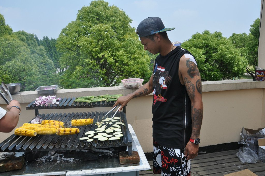 烤肉派对为登巴巴庆生 莫雷诺瓜林化身大厨(图)