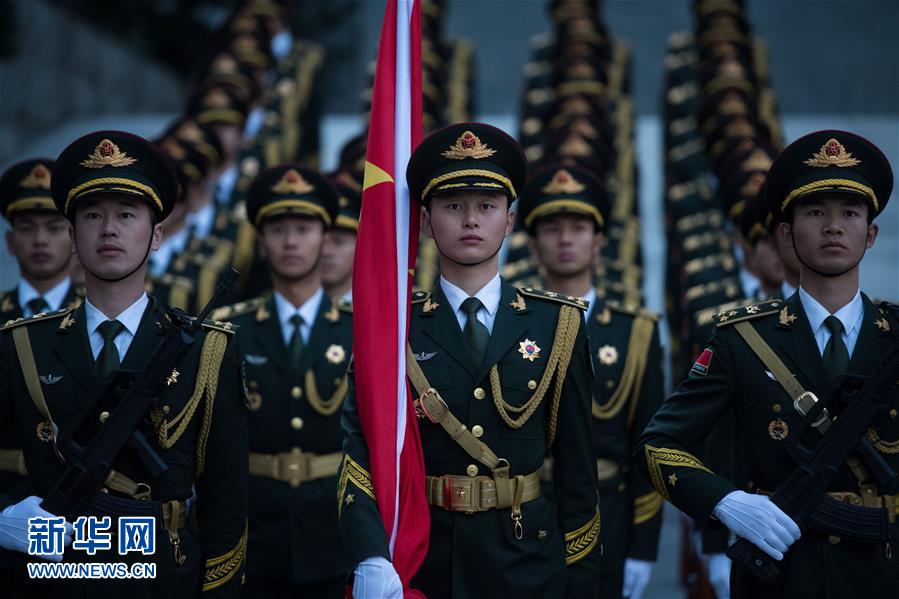 驻澳门部队举行升旗仪式庆祝澳门回归祖国18周年