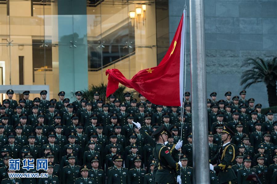 驻澳门部队举行升旗仪式庆祝澳门回归祖国18周年