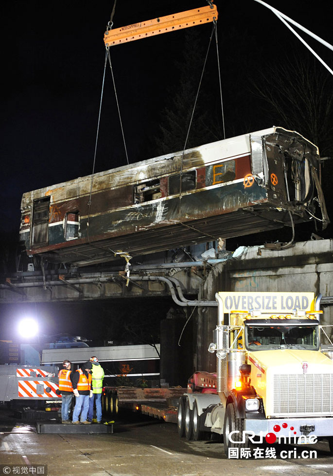 當地時間2017年12月19日，美國杜邦，工作人員清理列車脫軌的車禍現場，損毀車廂已被拖走。_fororder_CqgNOlo59T-AYG9dAAAAAAAAAAA948.685x980