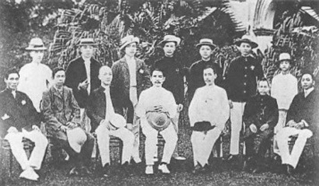 孙中山与陈楚楠等华侨在晚晴园合影（前排左三为陈楚楠）