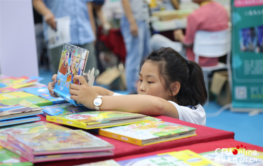 第二十九届书博会精彩启幕 众多书迷开启阅读模式
