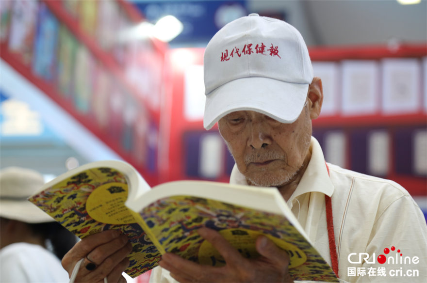 第二十九届书博会精彩启幕 众多书迷开启阅读模式